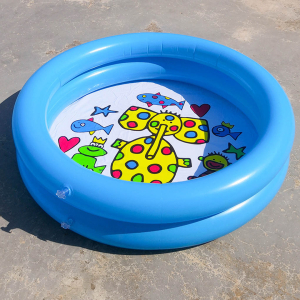 Piscine gonflable pour enfant de couleur bleu avec des motifs d'animaux colorés, posée sur le sol