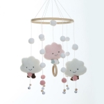 Mobile en peluche en forme de nuage pour bébé fille avec un fond blanc