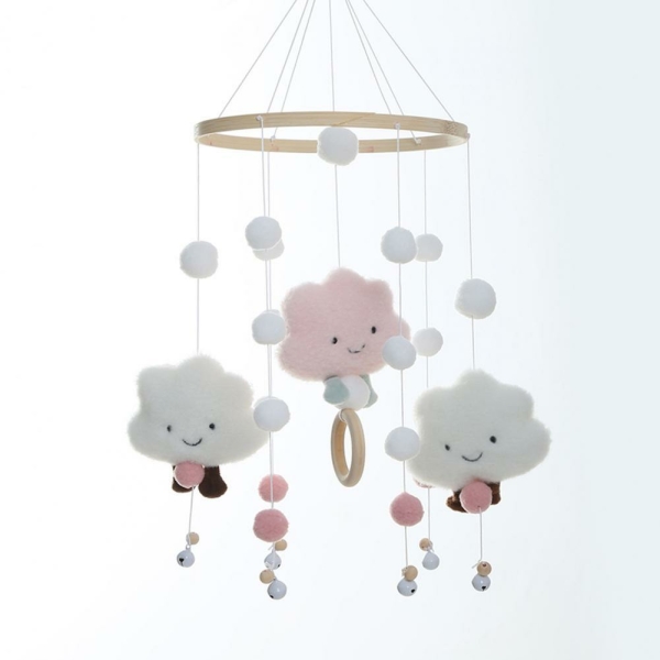 Mobile en peluche en forme de nuage pour bébé fille avec un fond blanc