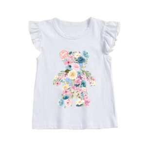 Un t-shirt blanc à manches volants pour fille avec un imprimé floral au milieu, sur un fond blanc uni.