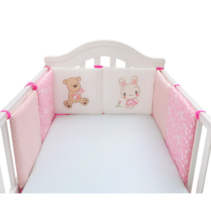 Coussinets de protection pour lit rose à motif ours pour bébé fille avec un fond blanc