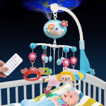 Mobile musical pour berceau de bébé fille avec un fond bleu foncé et un bébé dans son berceau