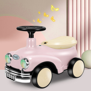 Porteur voiture confortable pour bébé fille avec un fond rose