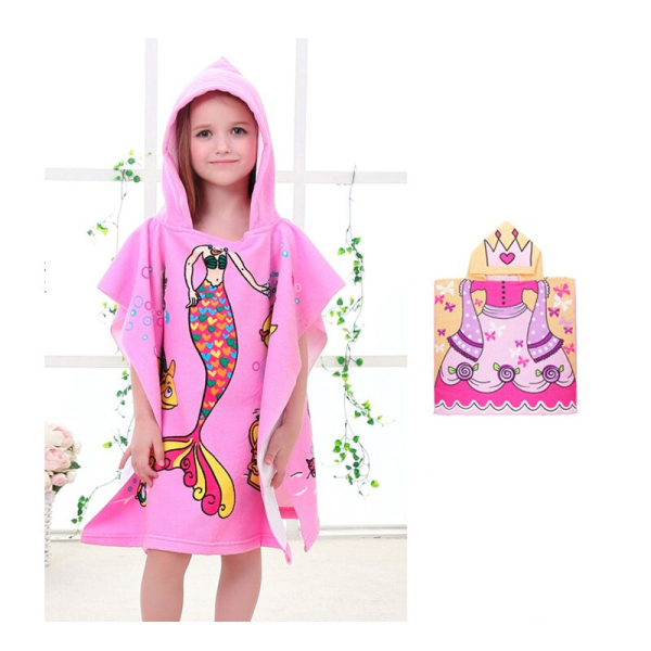 Jeune fille debout avec un peignoir rose à motif sirène à capuche