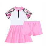Ensemble short et robe de bain rose, blanc avec des motifs sur les manches