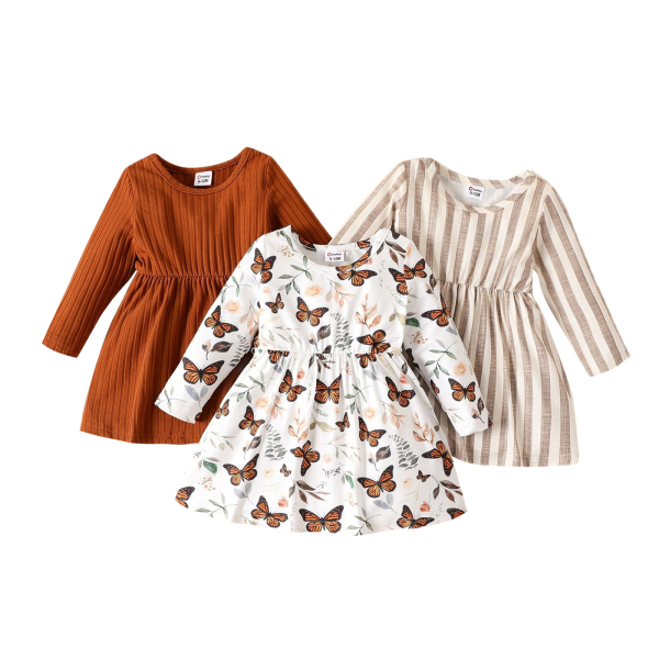 3 modèles de robes à manches longues évasées, sur fond blanc