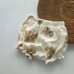 Bloomer d'été en coton imprimé ours et arc-en-ciel pour filles avec un fond une table blanche avec un décor en corde