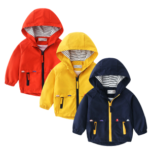 3 manteaux coupe-vent à capuche en diagonale, de couleur rouge, jaune et bleu