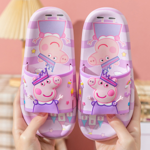 Claquettes violettes Peppa Pig tenues à la verticale dans une pièce