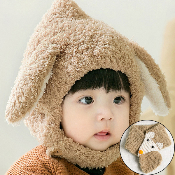 Jeune enfant brun portant une cagoule beige avec des oreilles de lapin