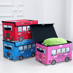 3 coffres à jouets en forme de bus dont un ouvert avec un coussin vert à l'intérieur