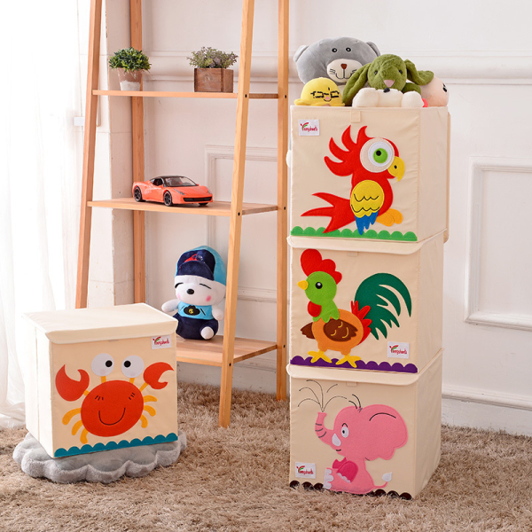 3 boîtes de rangement empilées et une à côté dans une chambre