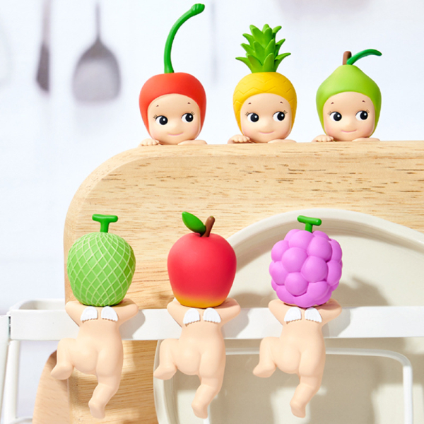 6 figurines sur un élément en bois avec 3 de face et 3 de dos