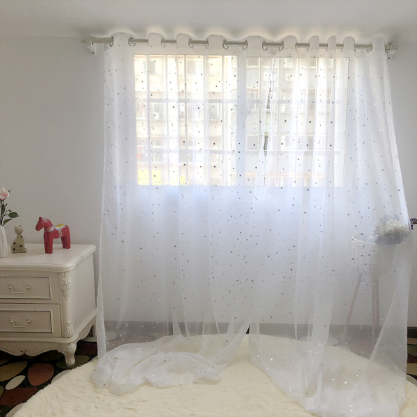 Rideau de chambre en tulle blanc imprimé étoiles argentées pour filles avec un fond une chambre de fille
