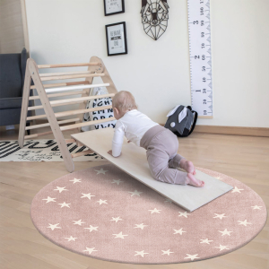 Bébé jouant sur un tapis rond dans une chambre