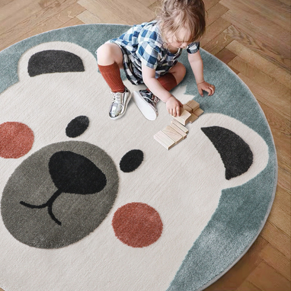 Tapis rond imprimé ourson pour chambre de bébé fille avec un fond en bois et une petite fille qui est sur le tapis
