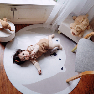 Tapis chambre de bébé fille imprimé ours blanc avec un bébé qui est sur le tapis