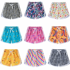9 shorts de bains imprimés de couleurs différentes répartis sur trois rangées