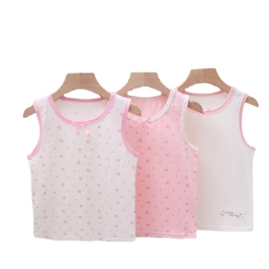 Trois maillots de corps rose et blanc imprimés, suspendus sur des cintres