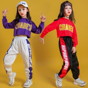 2 jeunes filles portant un ensemble jogging et sweat hip hop qui posent