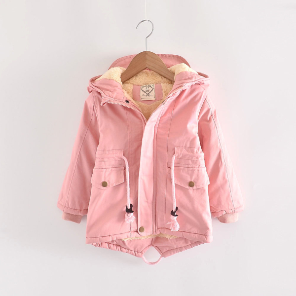 Veste parka à capuche rose sur un cintre