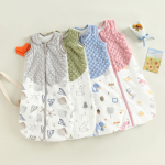 4 gigoteuses bi-matière colorées, avec des éléments de décoration à côté