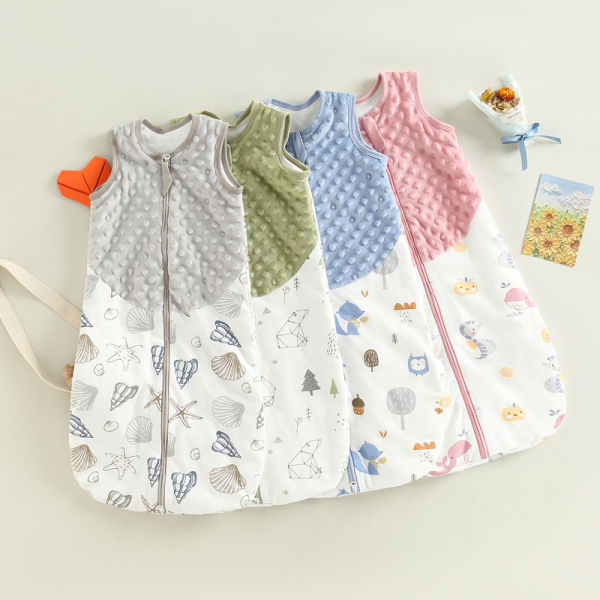 4 gigoteuses bi-matière colorées, avec des éléments de décoration à côté