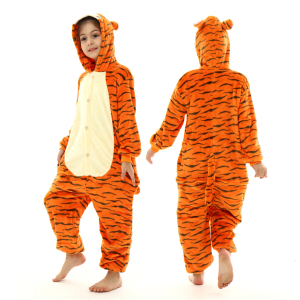 Jeune fille debout de profil et de dos portant un surpyjama orange de tigre