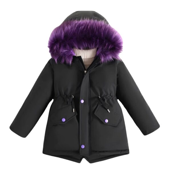 Parka chaude à capuche en fausse fourrure pour fille de couleur noire cintrée avec la fausse fourrure de la capuche violette.