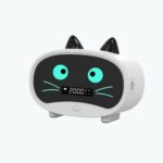 on voit sur un fond blanc un radio réveil blanc avec des oreilles de chat