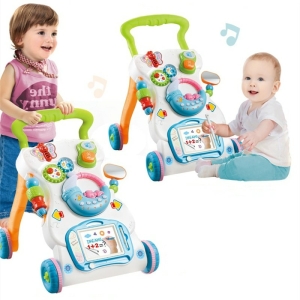 Une enfant et un bébé jouant avec le trotteur musical