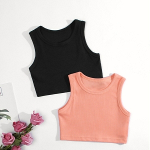 2 crop top de couleur noir et rose posés à plat, avec un bouquet de fleurs roses à côté