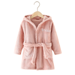 Rose de chambre rose douce à capuche suspendue sur un cintre