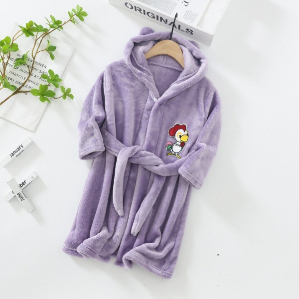 Robe de chambre douce violette avec détail animal cousu sur le devant, posée à plat avec un cintre