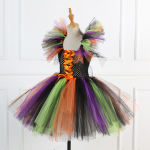 Robe de déguisement de sorcière multicolore sur un mannequin
