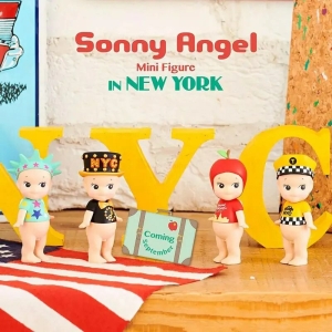 4 figurines différentes Sonny Angel sur le thème New-York, avec un décor dans le même thème