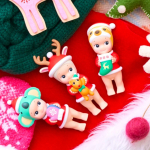 Trois figurines Sonny Angel différentes les une à côté des autres, dans un décor de Noël