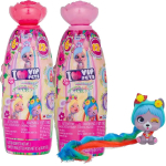 2 bouteilles roses avec un bouchon en forme de rose avec un personnage VIP Pets aux cheveux longs et bleus à côté, sur fond blanc