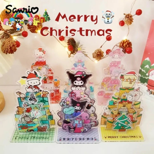 Décoration de Noël Sanrio en plaques PVC à assembler, sur fond de décor de Noël.