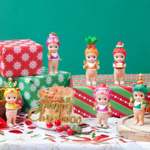 Six Figurines Sonny Angel collection Noël modèle surprise vêtu d’un costume festif inspiré des plaisirs du réveillon