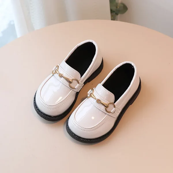 mocassin vernis pour enfant avec petite boucle sur le dessus