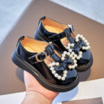 Mocassin avec un noeud papillon sur le dessus entouré de perles