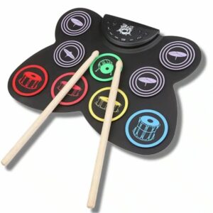 on voit sur un fond blanc une batterie électronique souple pour enfant avec des baguettes de batterie