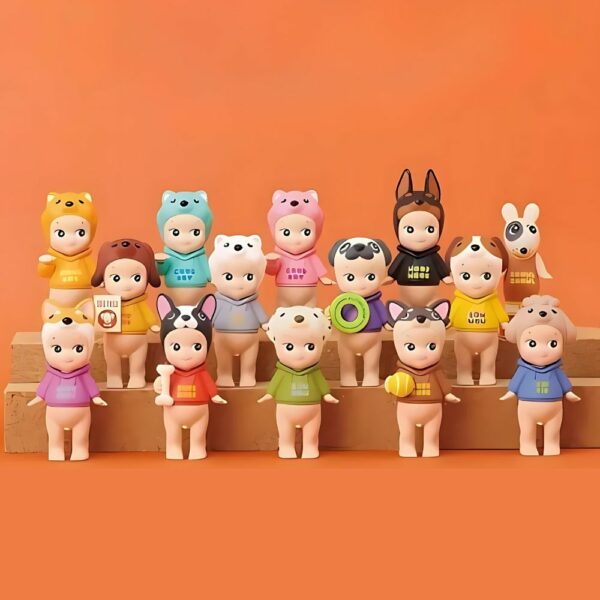 on voit sur un fond marron orangé plusieurs figurines sonny angel édition dog qui sont alignées les unes à côté des autres