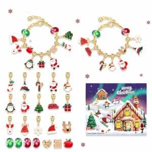 Calendrier de l'Avent bijoux de Noël avec charms sur fond blanc. En haut deux bracelets dorés avec charms de Noël. En-dessous, sur la gauche des charms de Noël et sur la droite, le calendrier rectangulaire au décor de Noël.