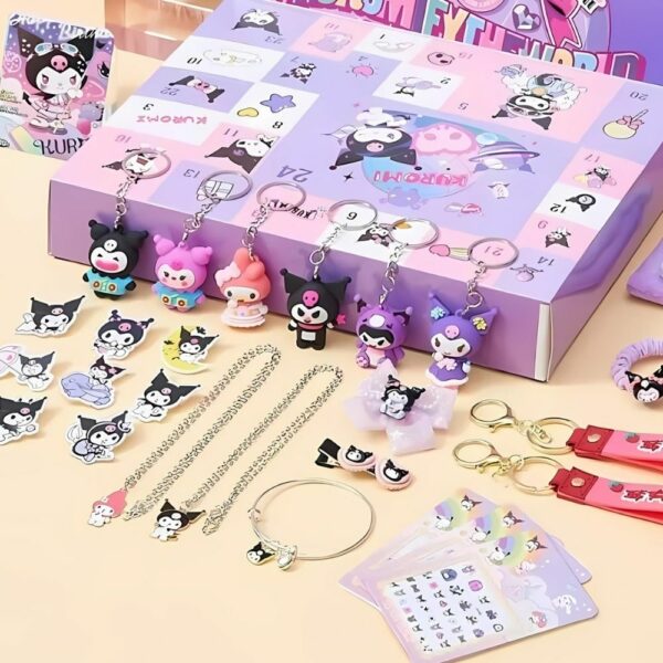 Calendrier de l'Avent Kuromi posé sur un support beige. Il est rectangulaire et de couleur violet et rose. Devant sont posés des accesoires à l'effigie de Kuromi : collier, bracelet, porte-clés, autocollant.