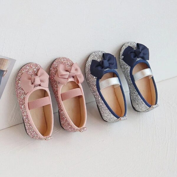 Chaussures ballerines pailletées pour fille, disponibles en rose et argenté, ornées d'un joli nœud sur le dessus pour une touche élégante et scintillante.
