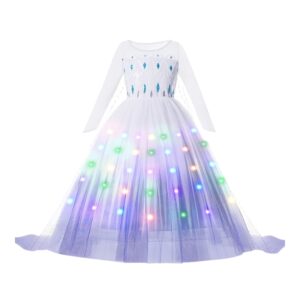 Déguisement de la Reine des Neiges 2 pour fille avec une robe lumineuse blanche ornée de motifs inspirés de flocons de neige. Des lumières colorées intégrées illuminant le bas de la robe pour un effet magique.