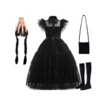 Déguisement d'Halloween pour fille inspiré de Mercredi Addams, comprenant une élégante robe noire à volants avec col contrasté, une ceinture réglable, des accessoires comme des tresses, une main factice, des chaussettes noires et un sac assorti. I
