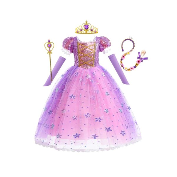 Déguisement pour fille inspiré de Raiponce comprenant une robe violette étincelante avec motifs floraux, une tiare dorée ornée de pierres précieuses, une baguette magique assortie, des gants longs violets et une tresse décorée de fleurs. Parfait pour les jeux de rôle et les occasions spéciales.